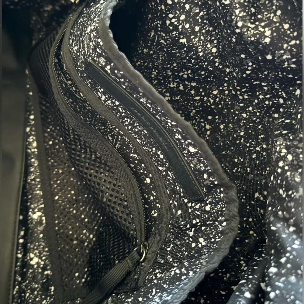 Lululemon all day Duffel Bag - Picture 12 of 16